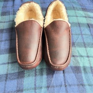 UGG 5379 Men's Sz 10 Ascot Brown Leather Sheepskin Rubber Sole Slippers Loafers